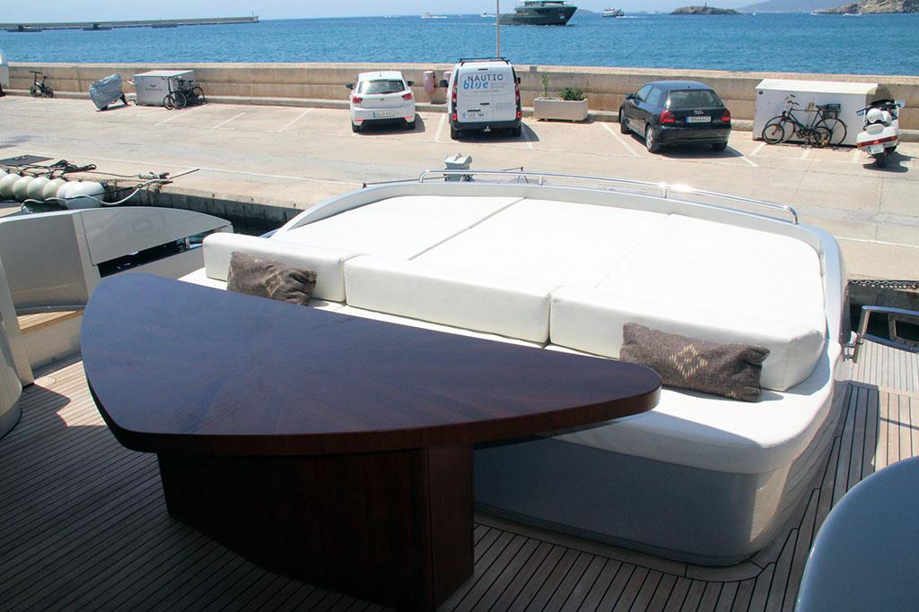 2009 PERSHING 90' 
